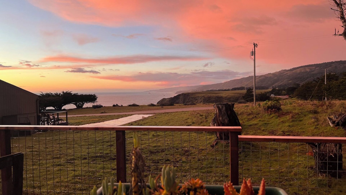 Manchester Cottage | Pet Friendly, Irish Beach Getaway.