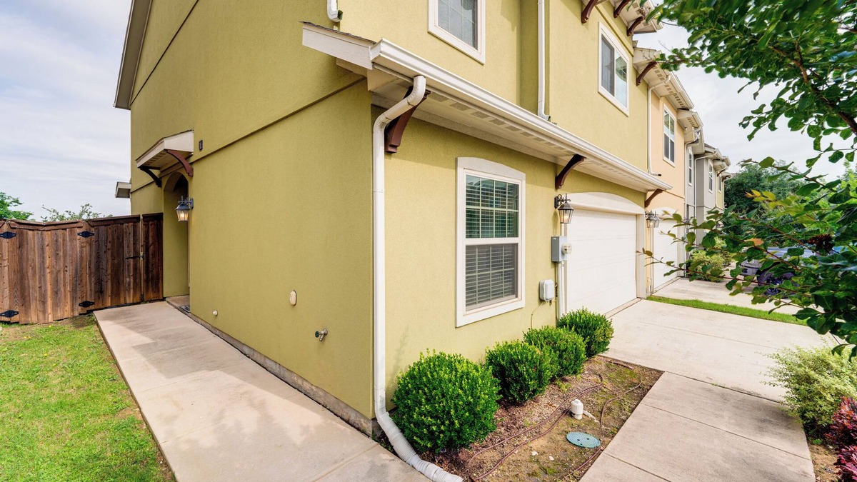 Las Colinas House | Pet-Friendly Irving Townhome w/Patio + Grill!