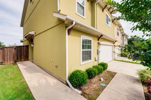 Las Colinas House | Pet-Friendly Irving Townhome with Patio and Grill!