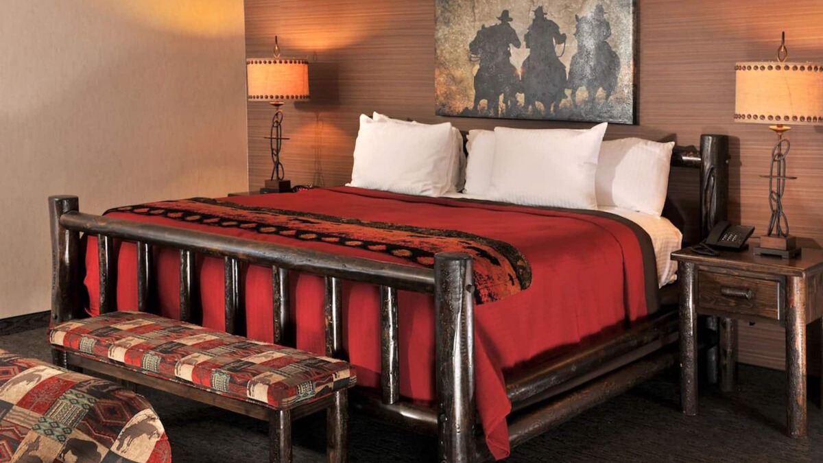 Independence Hotel | Pet-Friendly Kansas City Lodge with Whiskey/Wine Bar On-site | 2 Units