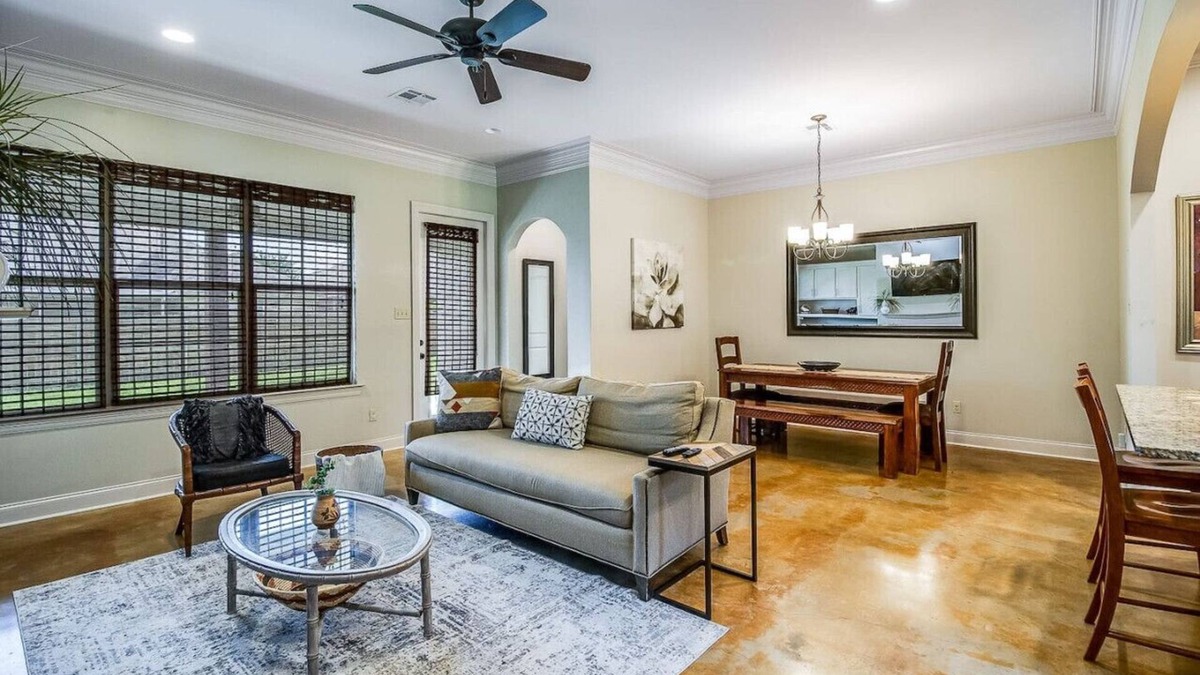 Lafayette House | Pet friendly,king bed,jacuzzi tub,separate shower