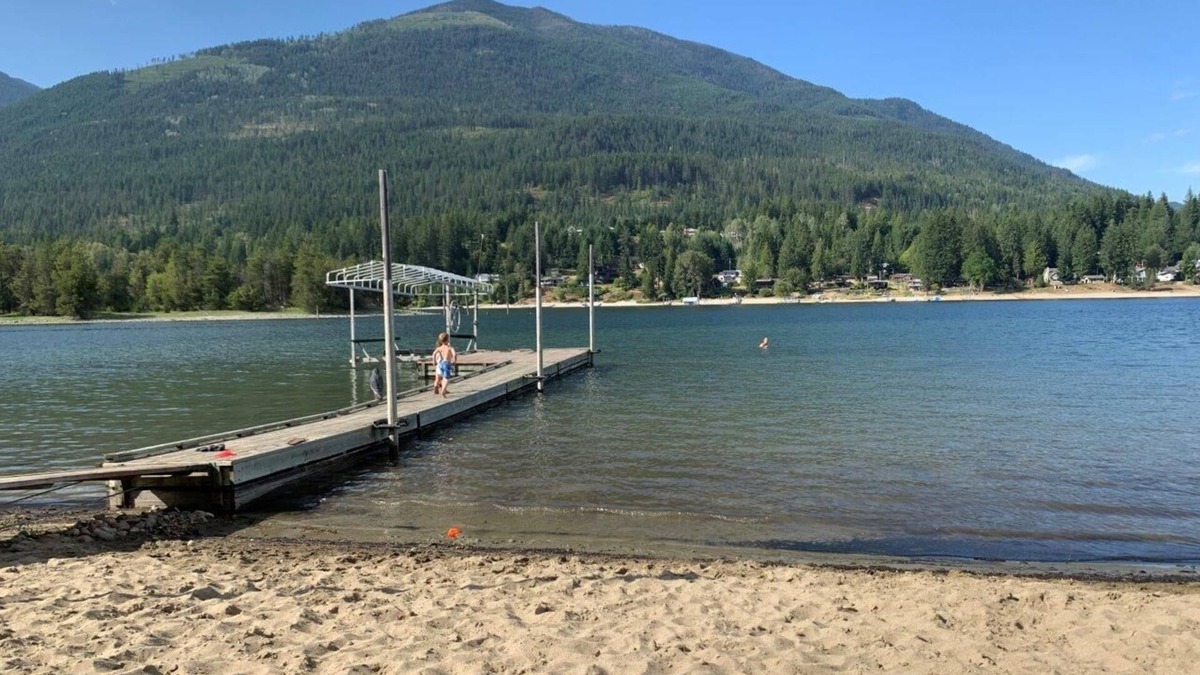 Proctor Cottage | Pet friendly Kootenay Lake Cottage sleeps 4, No Pet or Cleaning fee