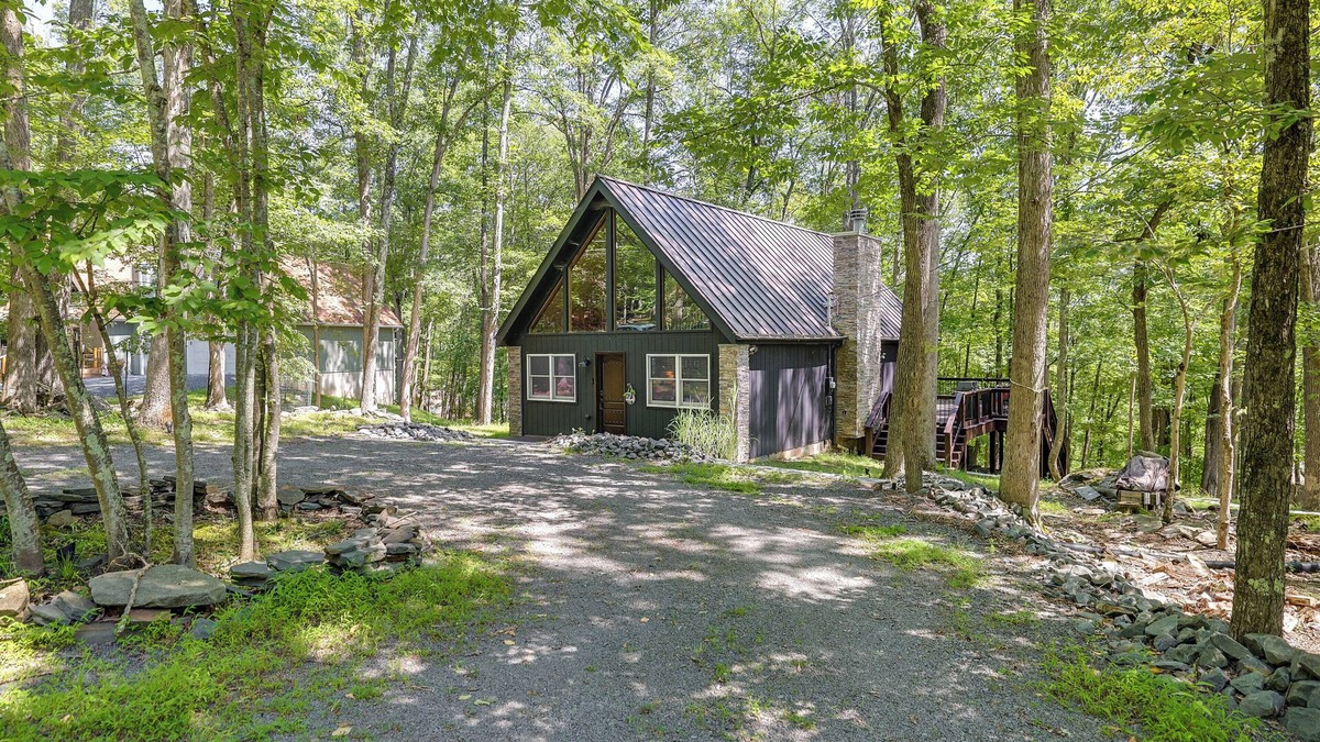 Lackawaxen Cabin | Pet-Friendly Lackawaxen Cabin w/ Wraparound Deck!