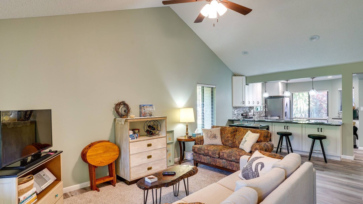 Lakeland Condo | Pet-Friendly Lakeland Condo w/Screened Porch!