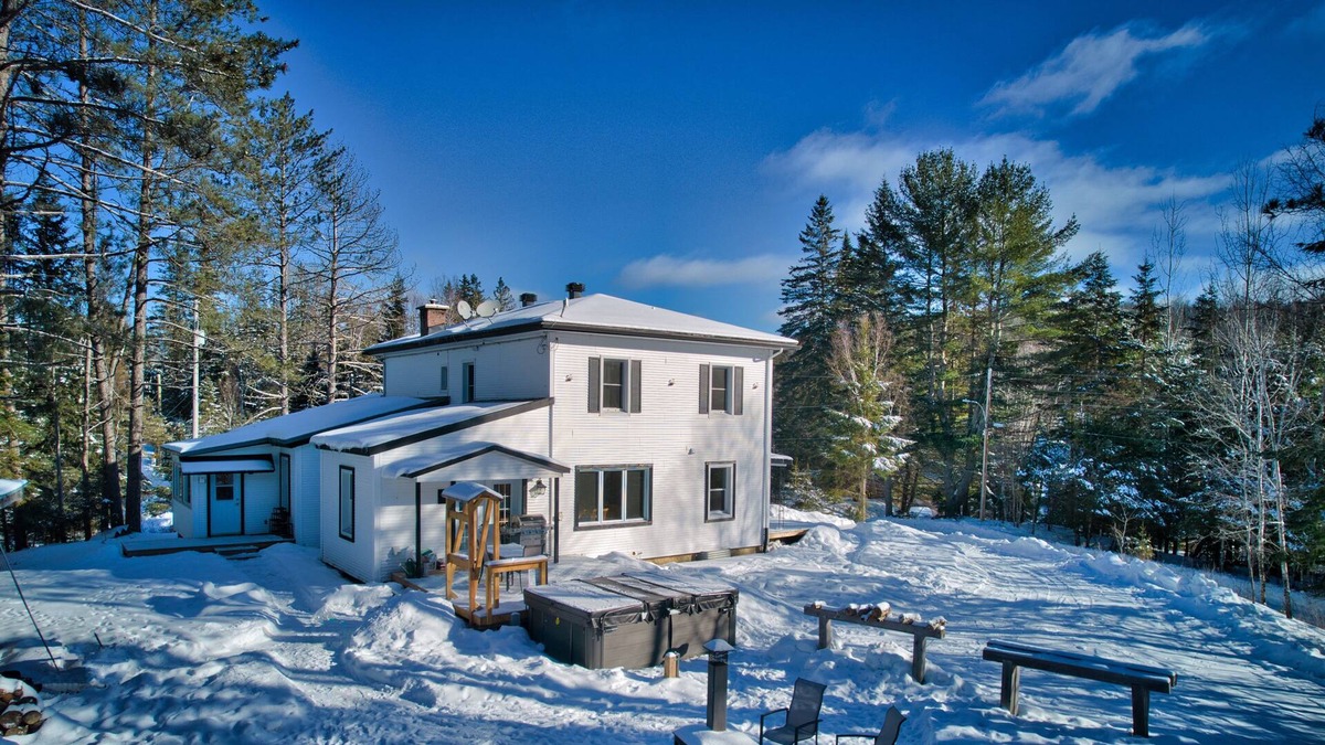 La Macaza Cottage | Pet Friendly Large Family Getaway - 30 Minutes from Ski Hills