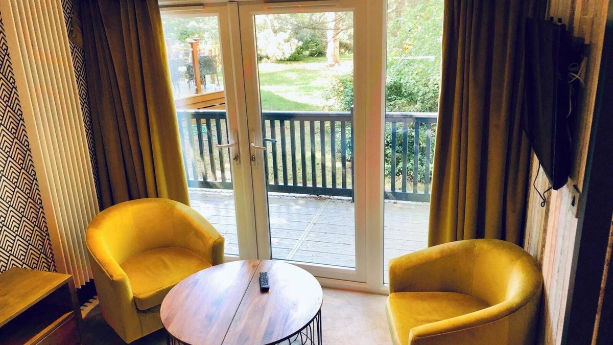 New Forest District Cabin | Pet Friendly Lodge - Sleeps6 - Long Stay Discount