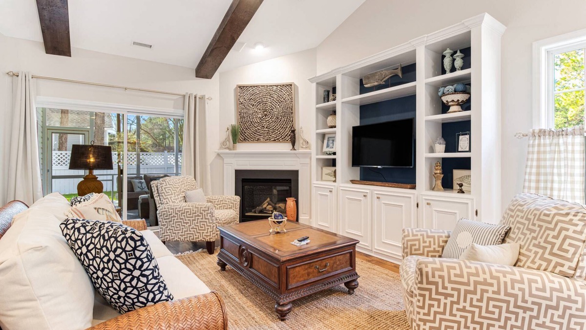 St. James House | Pet Friendly Long-Term Rental - 25 Day Min. - Fenced Backyard - Grill