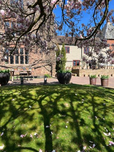 Ledbury House | Pet Friendly Manor House Hop Kiln