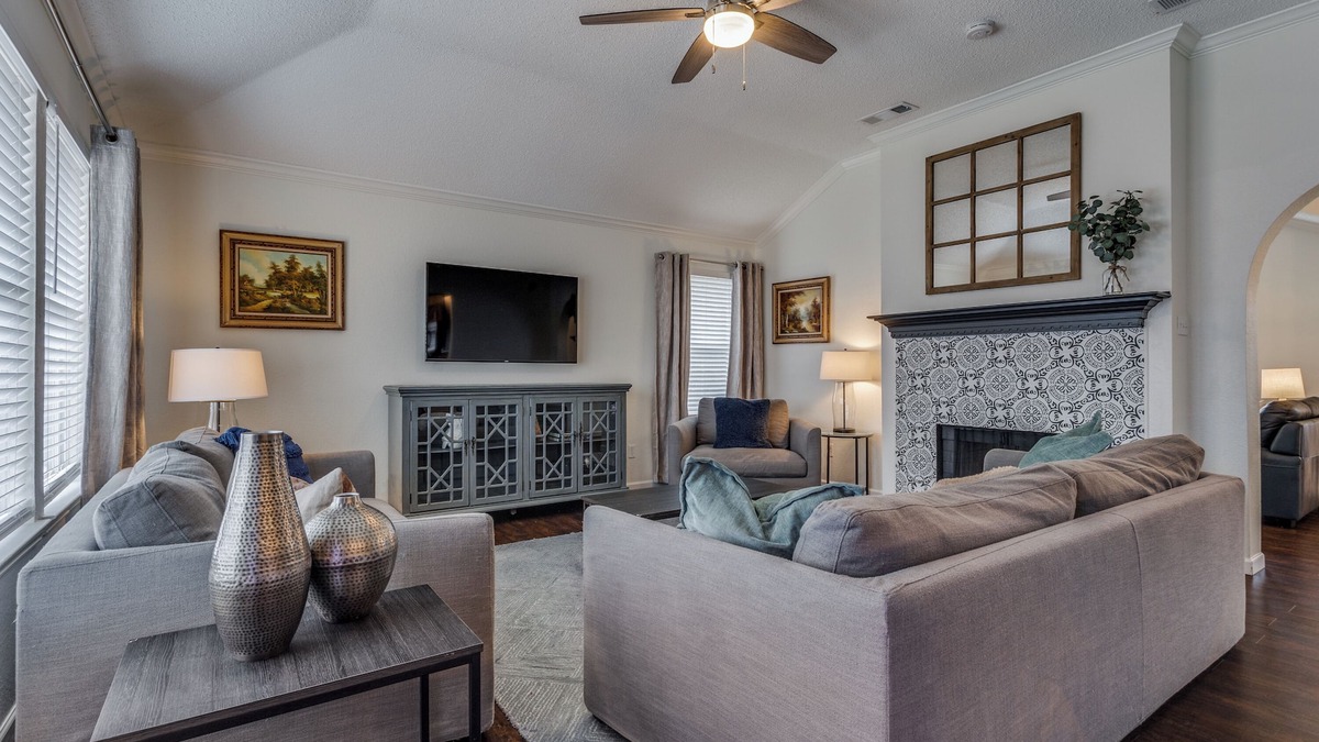 Allen House | Pet-friendly modern SFH in peaceful neighborhood