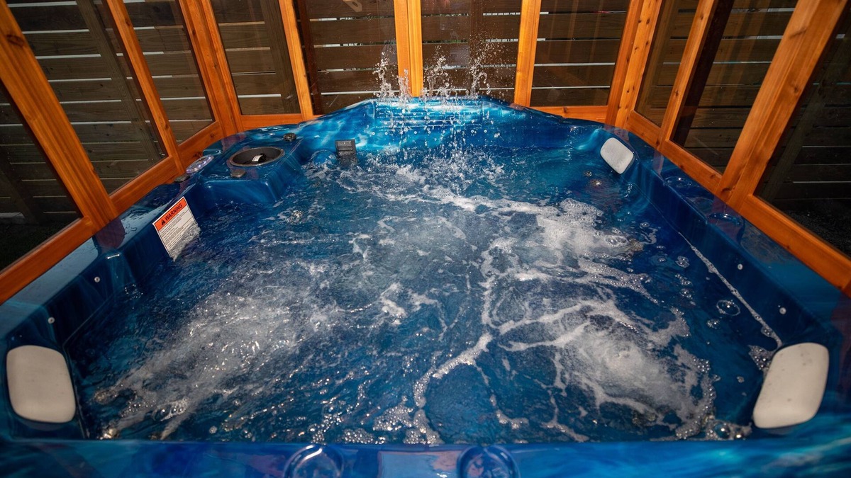 Colonialtown South House | Pet Friendly Modern Zen Studio Retreat W/Hot Tub! Home by RedAwning