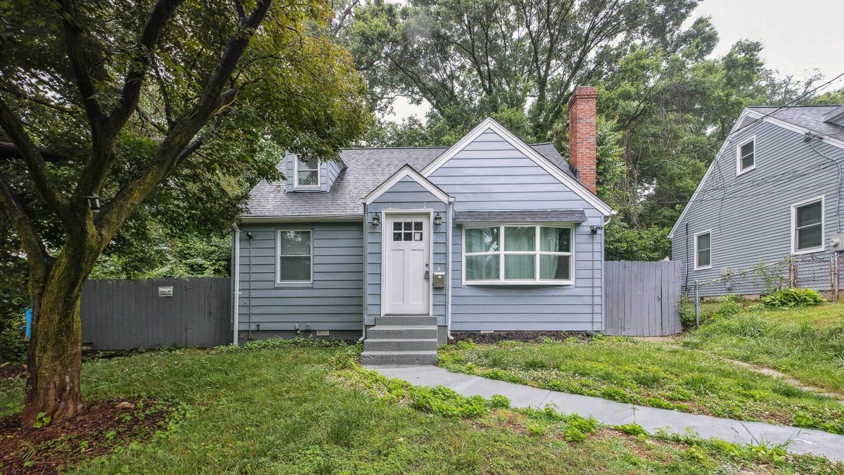 Mount Rainier House | Pet-Friendly Mount Rainier Home w/ Gas Grill!