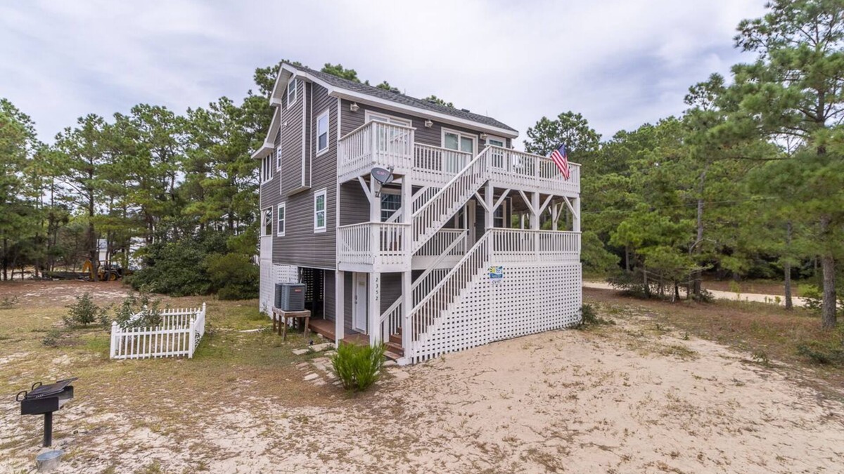 Carova Beach House | Pet-Friendly Oceanside Home on the Beautiful 4x4 Beaches