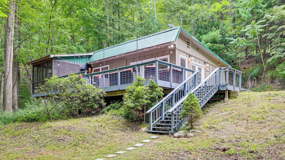 Henry Cabin | Pet-Friendly Philpott Lake Cabin: Hiking & Boating