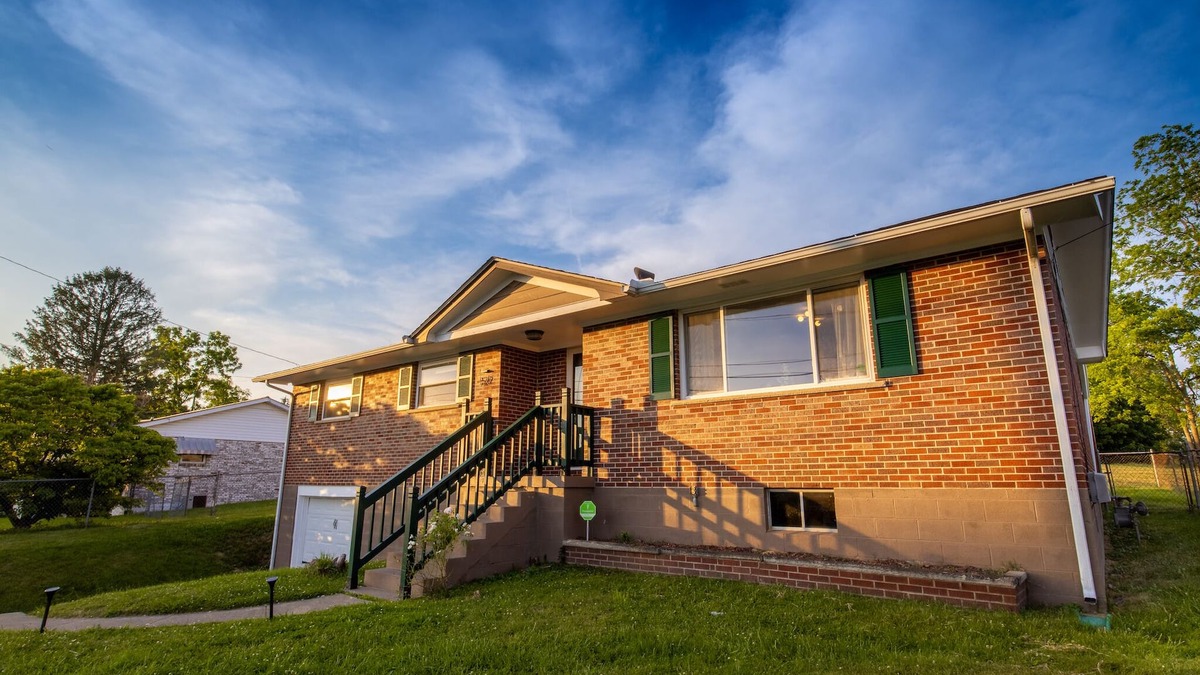 Summerlee House | Pet Friendly*Pool Table*Heated Patio Green Door Getaway @ New River Gorge NP