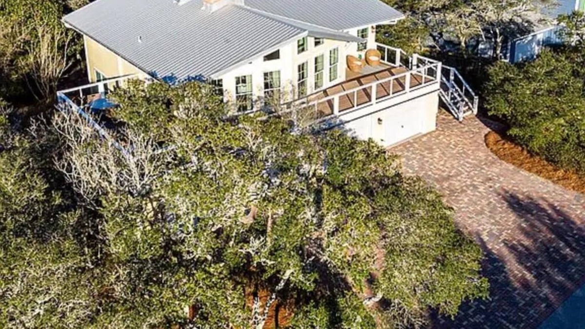 Dune Allen Beach Cottage | Pet Friendly | Quiet Street | Short Walk to Beach