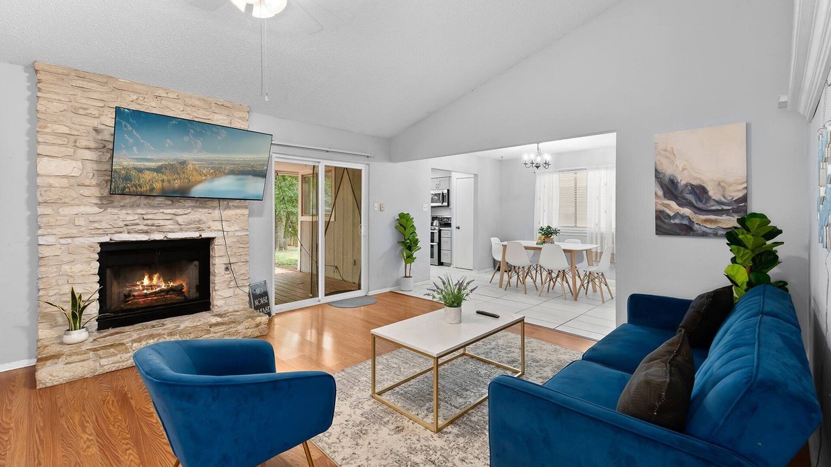 Milwood House | Pet Friendly - Q2 & Domain - King Bed + Pool Table
