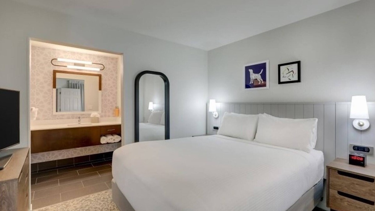 Sunnyvale Resort | Pet Friendly Queen Suite, Pool and Gym Access! Near Shoreline Amphitheatre