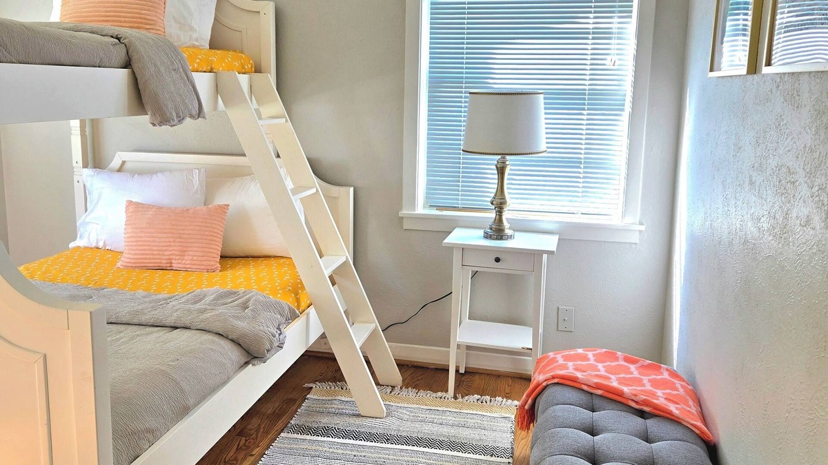 Westbury House | Pet Friendly Quiet Neighborhood 3BR/4Bed Minutes from NRG, Med-Ctr, DT