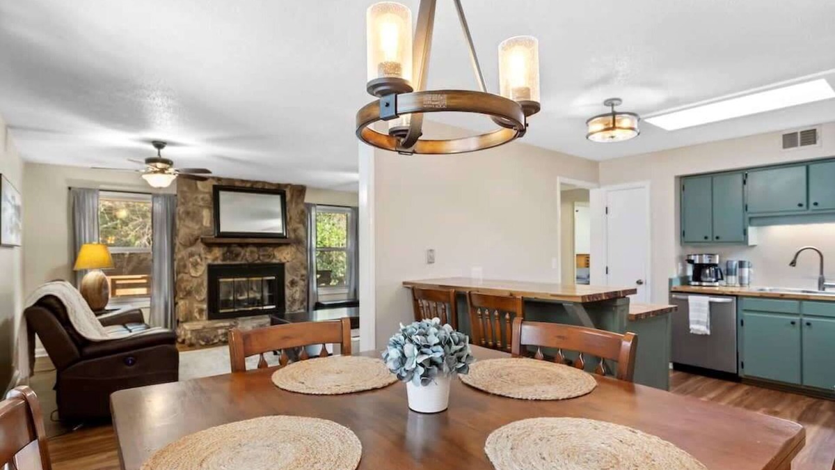 Cary House | Pet Friendly Relaxing Retreat Walk to DT|King Bed