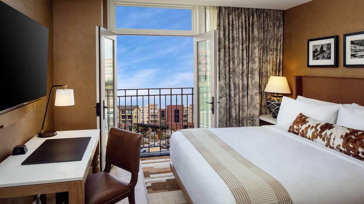 Fitzsimons Hotel | Pet-Friendly Retreat w/Private Parking, Kitchenettes Near Local Sightseeing!