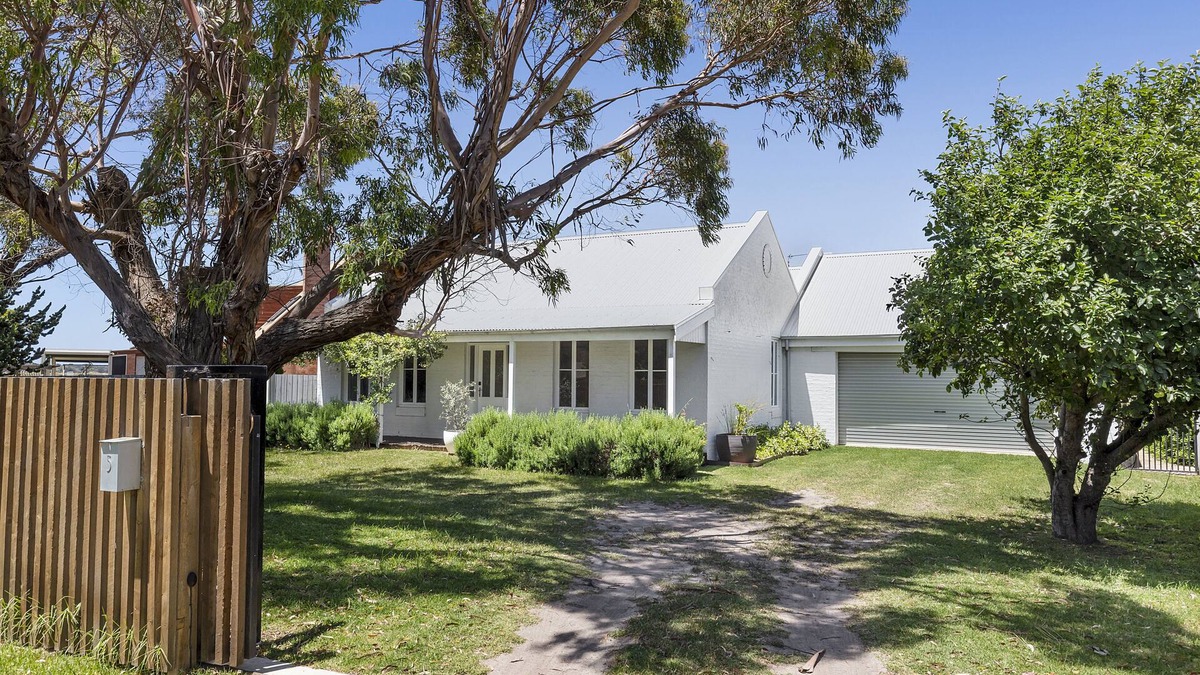 Barwon Heads House | Pet friendly Riverside Retreat