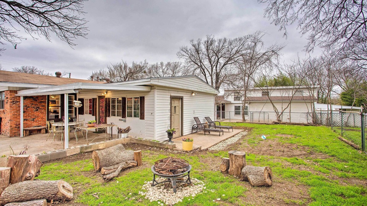 Fort Worth House | Pet-Friendly River District Home w/Fenced Yard