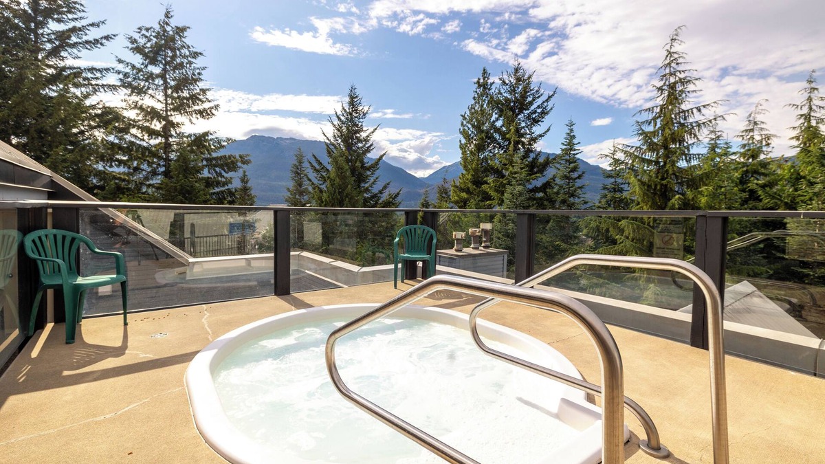 Upper Village Apartment | Pet-Friendly Rooftop Hot Tub 15 Min Walk to Centre Free Parking & Shuttle
