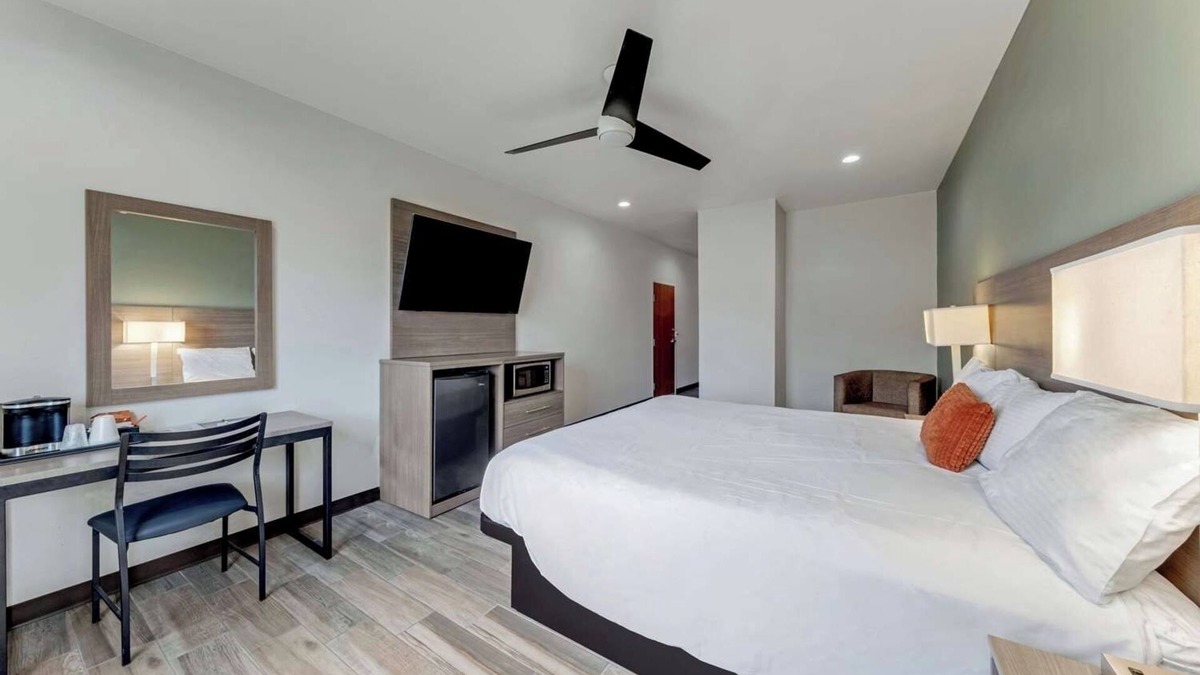 Eastside Promise Neighborhood Hotel | Pet-Friendly Room w/Continental Breakfast – Stay Near I-10 & I-35