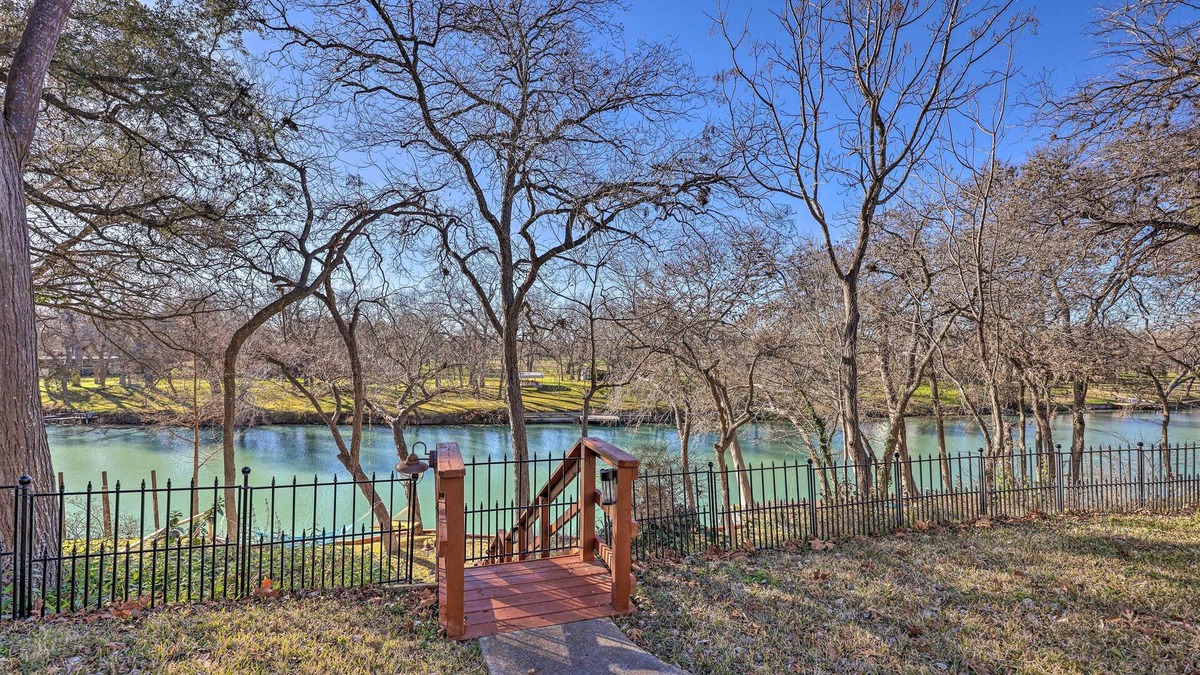 Seguin House | Pet-Friendly Seguin Retreat w/Deck & River Views!
