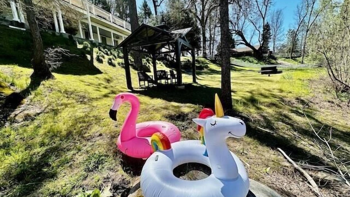 Oakhurst House | Pet Friendly/Sleeps 2/Creek/Creekside Suite