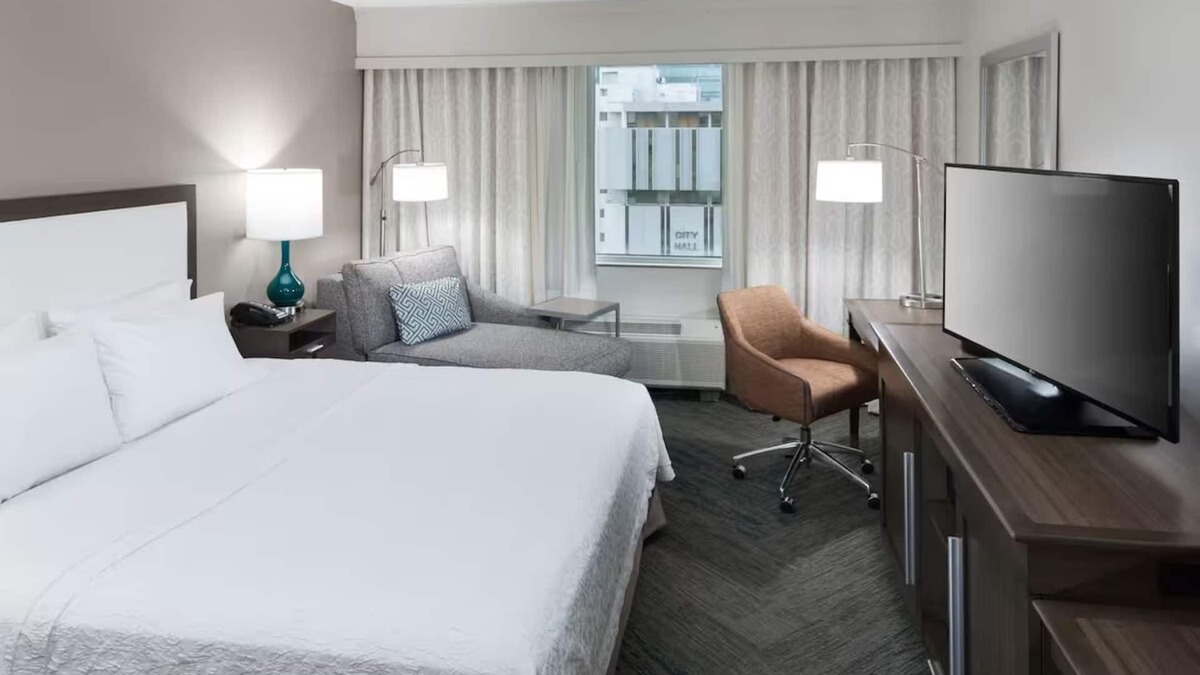 Downtown Fort Lauderdale Hotel | Pet-Friendly Stay with Pool Access and Complimentary Hot Breakfast Daily