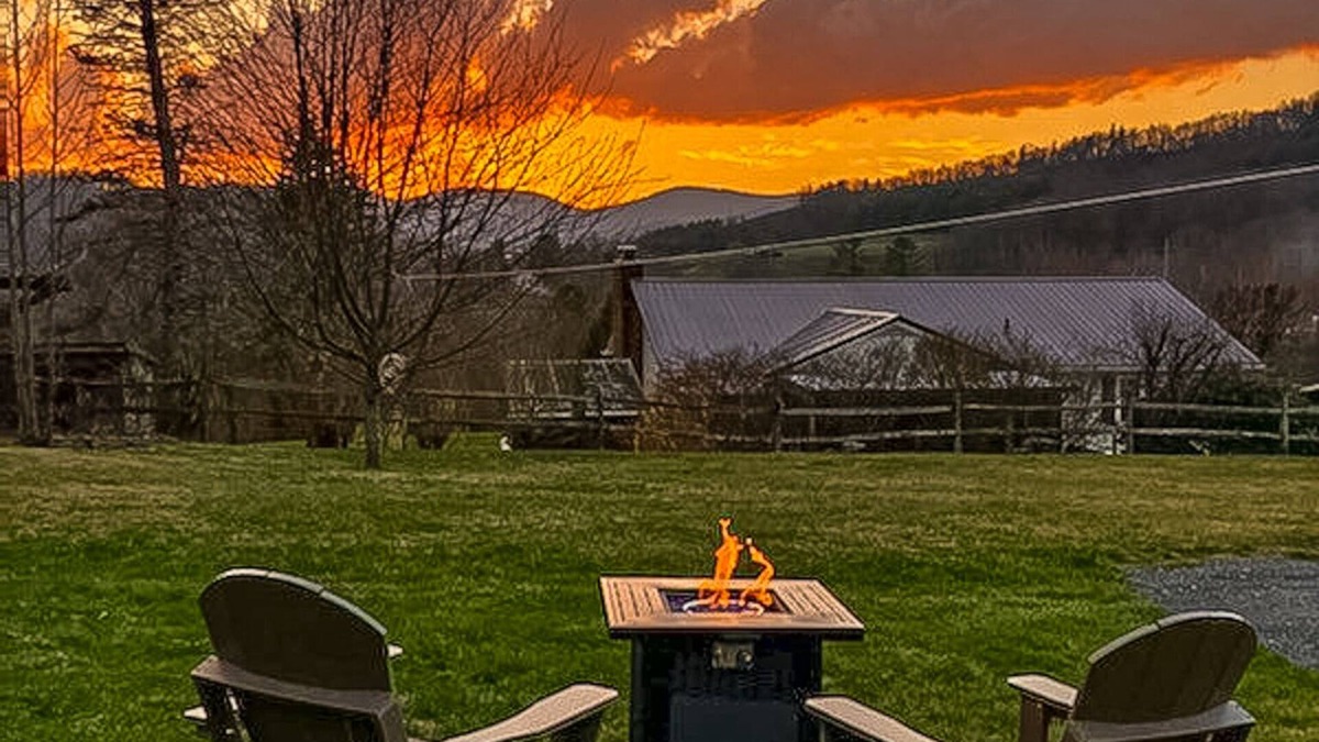 West Jefferson Cabin | Pet-Friendly Stays for Leaf Peepers @ Petite Retreat