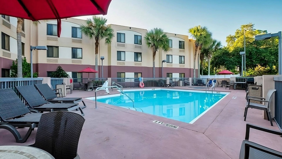Palm Coast Hotel | Pet-Friendly Stay Near Palm Coast Marina w/Outdoor Pool, Garden & Free Parking!