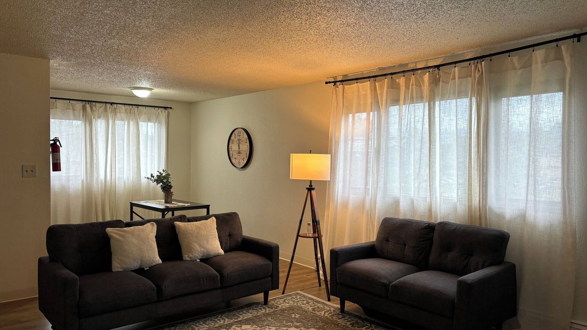 University Area Apartment | Pet-Friendly Stay-Top Floor- FlatTop Nook