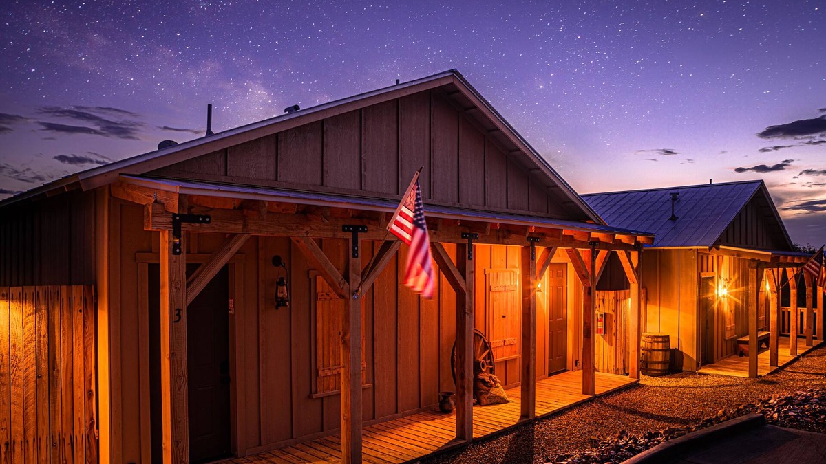 Tombstone Cabin | *Pet Friendly* Step back in time but with free WIFI @ Miners Cabin#6 (KING Bed)