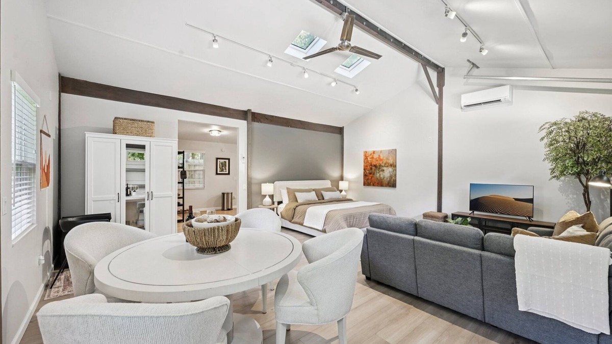Mandarin House | Pet Friendly Studio with Tons of 5 Star Reviews
