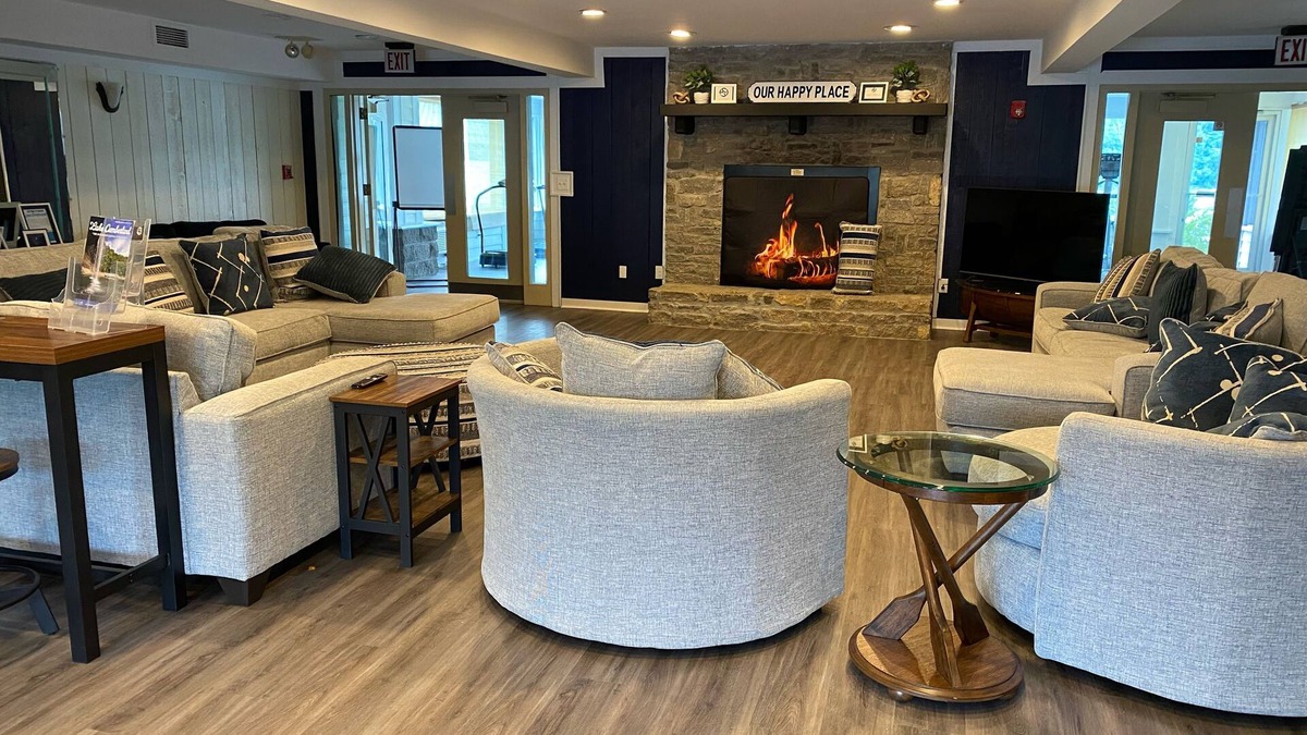 Jamestown House | Pet friendly suite that overlooks Lake Cumberland's Safe Harbor Jamestown #107