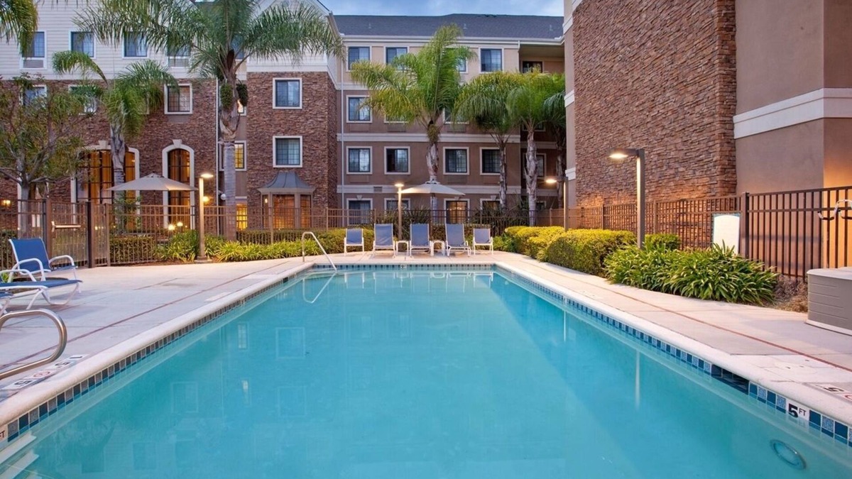 Sorrento Valley Hotel | Pet- friendly Suites with Free Breakfast in Great Location Near Black's Beach!