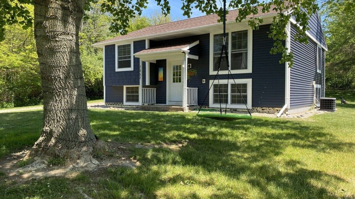 Glenn Haven Shores House | Pet Friendly! Summer home near the beaches of South Haven, and Saugatuck