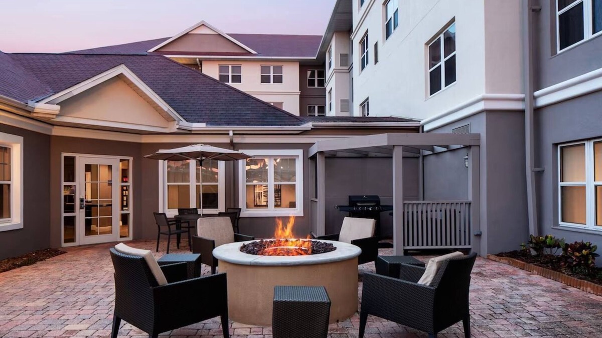 Oldsmar Hotel | Pet-Friendly Tampa Escape: Comfortable Suites with Kitchen & Pool
