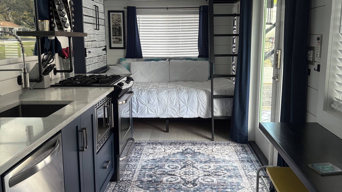 Clermont Villa | Pet Friendly Tiny Home Adventure in Bustling Clermont!