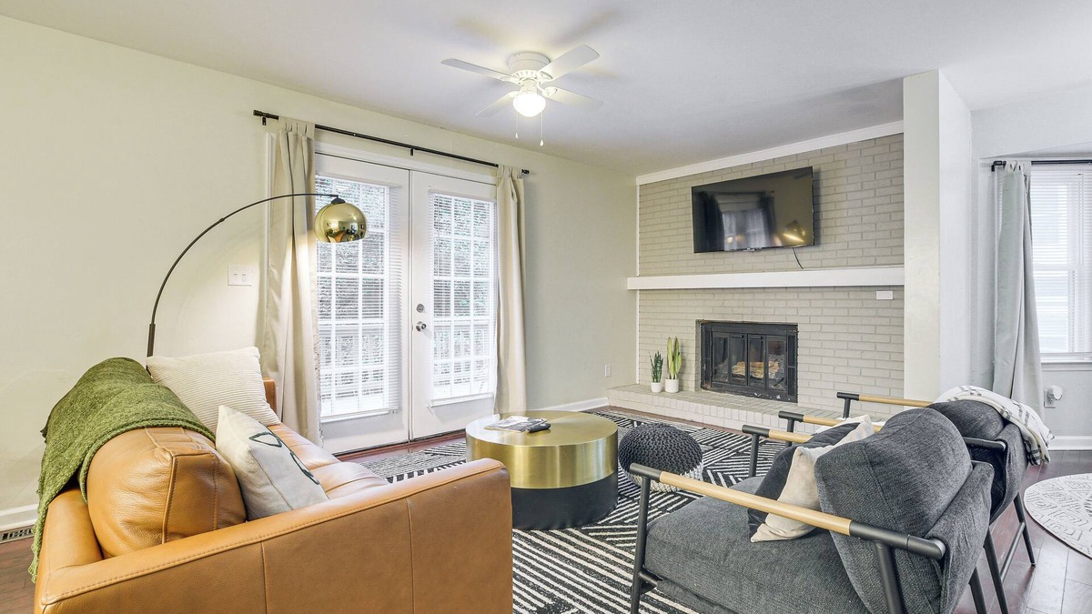 Southwest Raleigh House | Pet-Friendly Townhome in Raleigh w/Deck!