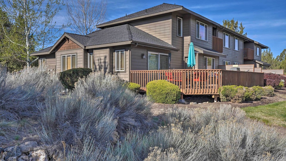 Redmond House | Pet-Friendly Townhome w/Hot Tub in Redmond!