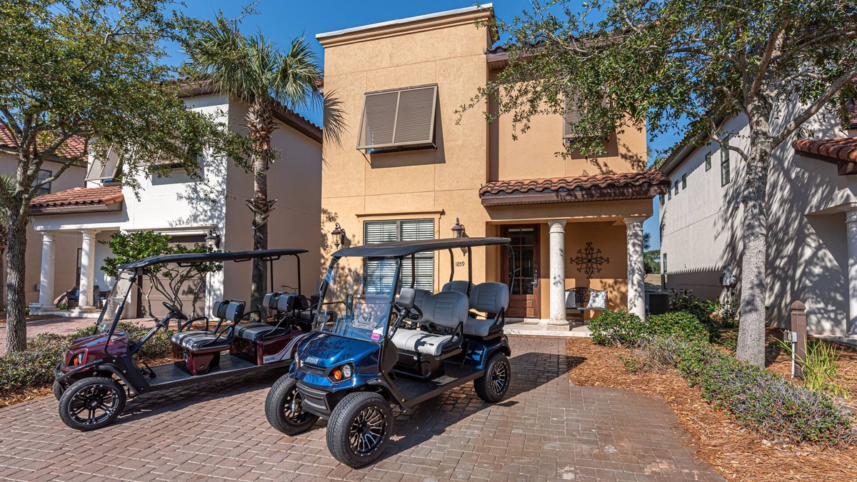 Villa Lago House | Pet Friendly ~ Two Golf Carts ~ Golf Course View ~ Back Patio