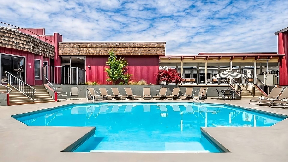 Tri-Cities Hotel | Pet-friendly Unit Close to Splash Down Cove Water Park! w/Onsite Pool, Parking!
