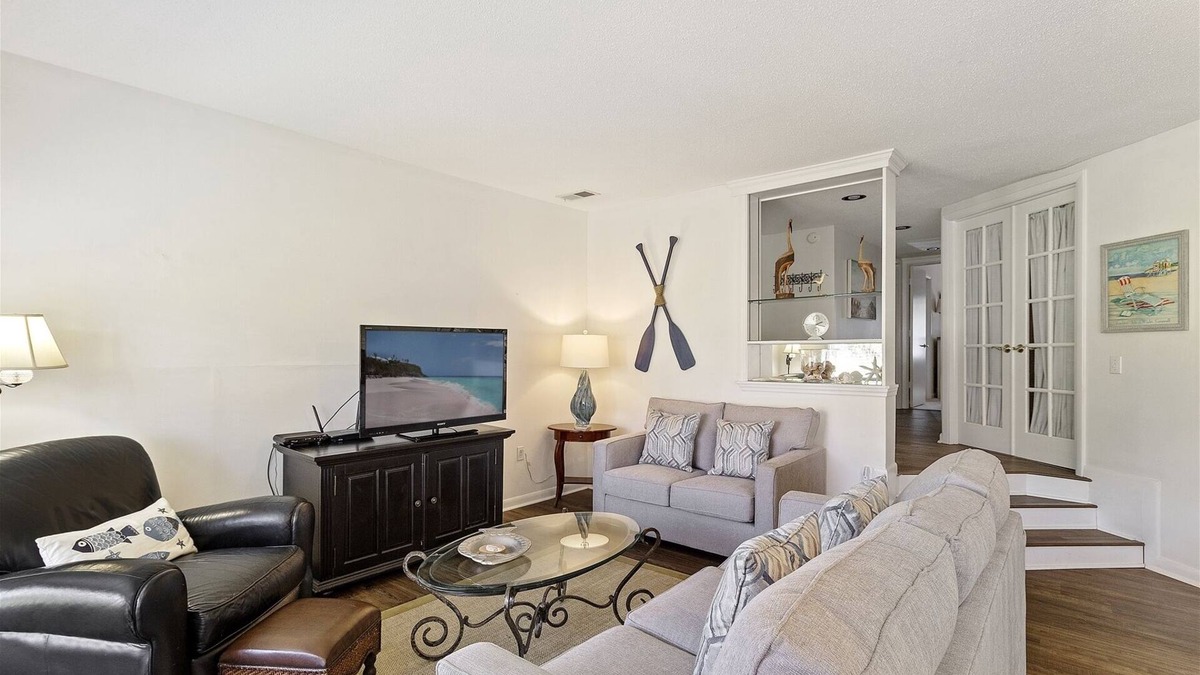 Shelter Cove Condo | Pet Friendly, Pool Views - Bike to the Beach!