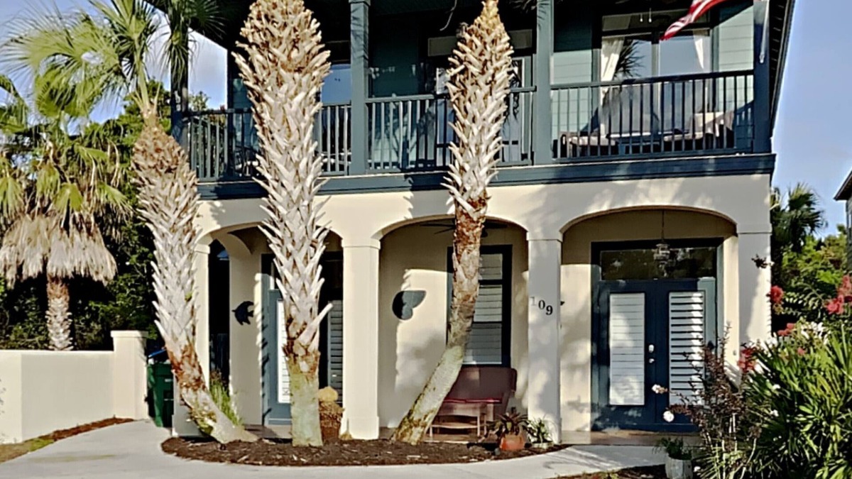 Summer Breeze House | PET FRIENDLY! PRIVATE HOT TUB! Up to 13 Guests! Minutes to Pier Park and 30A!