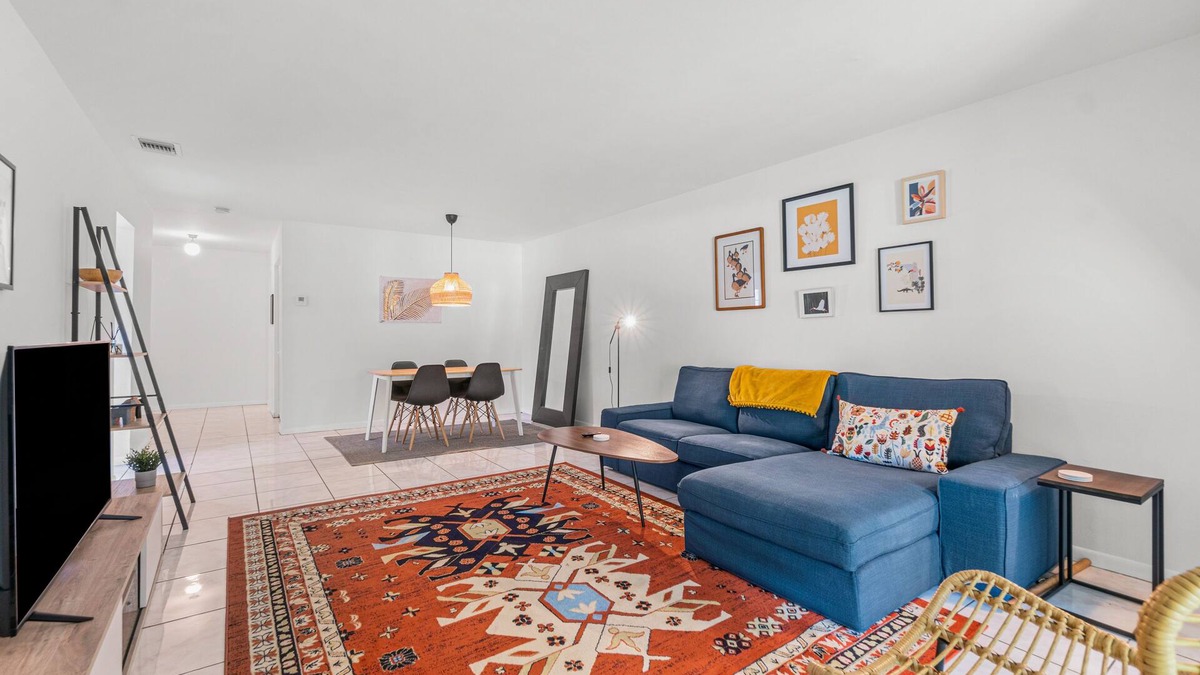 Wellington House | Pet Friendly! Walk to Amphitheater & Shops!
