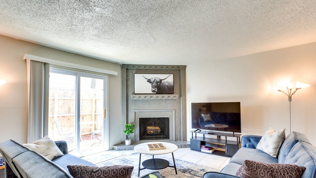 Central Oklahoma City Apartment | Pet-friendly Warr Acres Townhome w/ Fireplace
