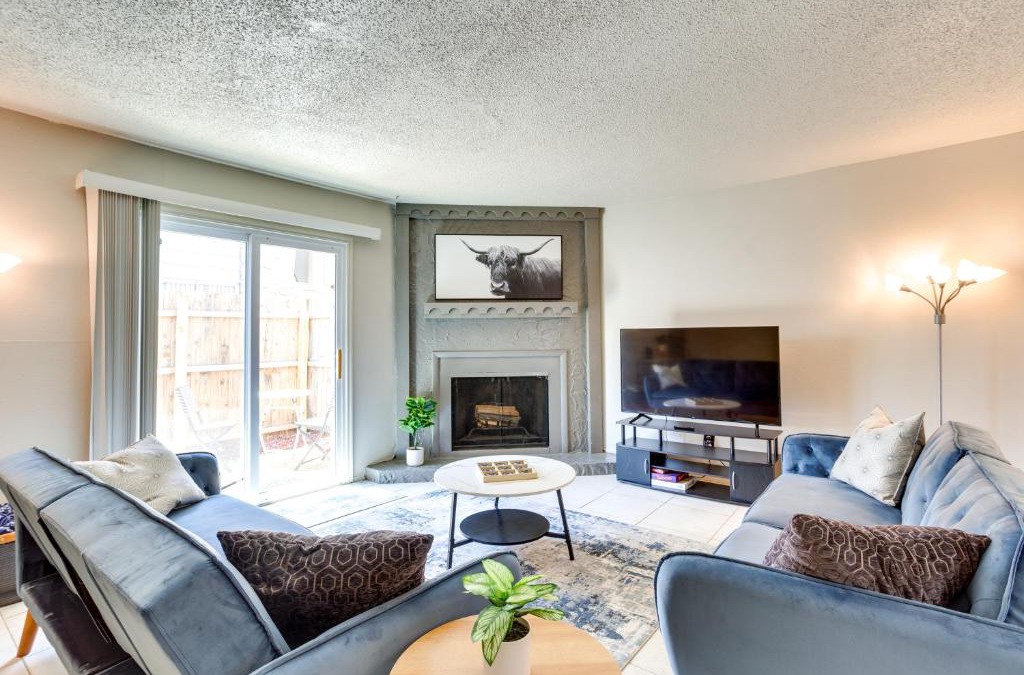 Warr Acres House | Pet-Friendly Warr Acres Townhome with Fireplace